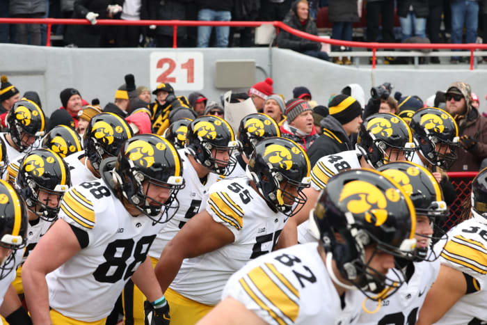 NU vs. Iowa 2023 - Hawkeyes enter stadium